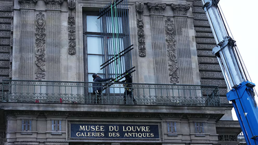 Los ladrones emplearon un montacargas y sierras circulares para acceder a la Galería de Apolo del Museo Louvre y cortar las vitrinas de vidrio.