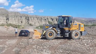 Rescataron un auto atrapado en un badén en Calingasta