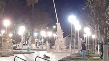 Un enorme mástil ubicado en medio de una concurrida plaza sanjuanina quedó a punto de caer como consecuencia del viento.