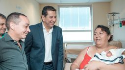 El ministro Aballay visitó al primer bebé del año en el hospital Rawson