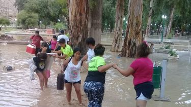 Familias atrapadas, derrumbes y autos varados, lo que dejó la tormenta en San Juan