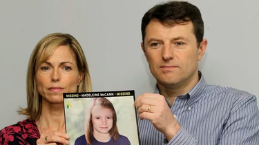Kate y Gerry McCann sostienen la fotografía de su hija desaparecida.