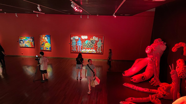 Imagen de la exposición visual de Mon Laferte