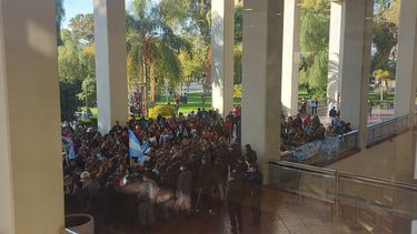 El momento más tenso de la jornada docente: empujones para entrar al Centro Cívico