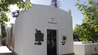 Restauran mausoleos y hallan perlas del arte en el cementerio