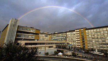 Eligen creer: fieles se entusiasman por el arcoiris sobre el hospital donde está internado el papa Francisco