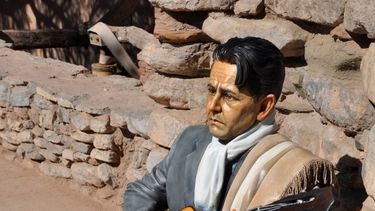 A la estatua de Buenaventura Luna, en Huaco, le sobra algo