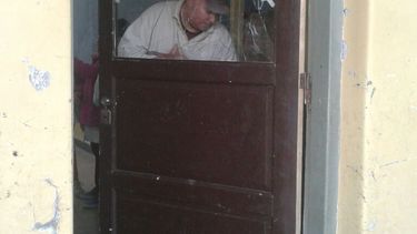 Por el viento, explotaron vidrios y hasta una puerta en una escuela