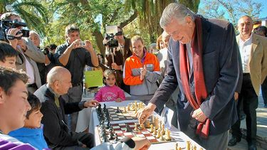 Partida simultánea de ajedrez: Hasta el Gobernador se prendió a la iniciativa