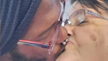 Interesado: un joven se enamoró de una mujer de 74 años y hay polémica