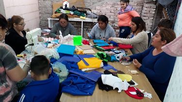 Hermanos solidarios hacen muñecos para festejarle el Día del Niño a los que menos tienen