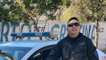 Un sanjuanino que logró unir sus dos pasiones: te ayuda siendo policía y regala música con su saxo