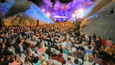 El Concierto de las Américas atrae a turistas de todo el país por la belleza del escenario natural del Cerro Alcázar en Calingasta y las figuras de primer nivel que se presentan.