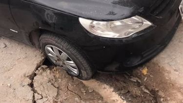 Caucete: en plena calle, se le hundió el pavimento y quedó atascado