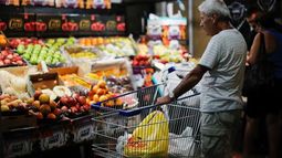 Economistas de San Juan aseguran que la caída del consumo sostiene la inflación y creen difícil lograr bajarla en menos de un 1% para agosto Economistas de San Juan aseguran que la caída del consumo sostiene la inflación y creen difícil lograr bajarla en menos de un 1% para agosto