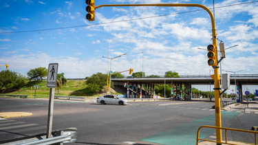 Cuatro semáforos fuera de servicio y la desaparición de la onda verde complican el tránsito por el Conector Sur.