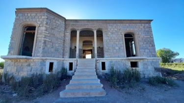 El histórico chalet Campodónico en Angaco, una joya arquitectónica en Angaco.