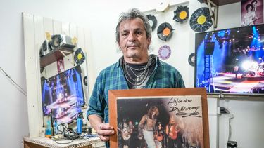 Alejandro Dickinson Vera sostiene en sus manos un recuerdo muy metalero en el simbólico Cemento de Capital Federal. Fotos: Mariano Martín