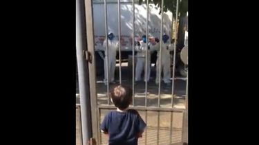 Un video para las lágrimas en San Juan: recolectores de basura y un inolvidable gesto con un nene