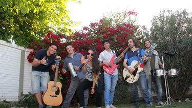 “Y si BaiLáS?!”, la nueva banda de cumbia pop de la hermana de la líder de Pijama Party