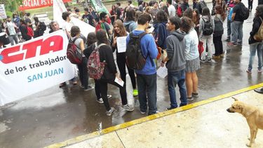Reclamaron por el boleto estudiantil gratuito frente al Centro Cívico