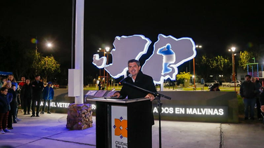 Con un llamativo monumento en homenaje a los héroes de Malvinas, un barrio de Capital estrenó plaza
