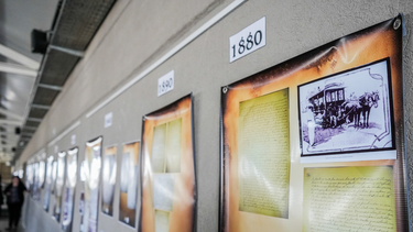 Rawson cuenta su historia a través de una exposición de documentos históricos.