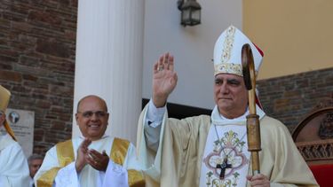 Conmovido, emocionado y contento: así empezó Lozano su misión en la Iglesia