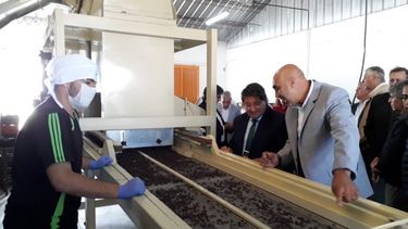 Revivieron una máquina con la que alumnos de 25 de Mayo pueden exportar pasas