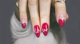 Estos 5 colores de uñas son ideales para pieles más oscuras