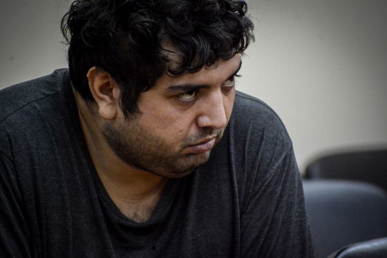 Marcos Ariel Álvarez llegó rengueando a Tribunales, desde la fiscalía le dijeron que sufre de várices en su pie izquierdo. Él es el único acusado por la tentativa de homicidio en Rawson.