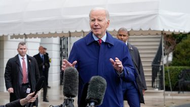 Otra de Joe Biden: llegó, miró, y se fue