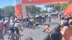 Video: un grupo de ciclistas terminaron lesionados al caer en el final de la Vuelta a San Juan Master Video: un grupo de ciclistas terminaron lesionados al caer en el final de la Vuelta a San Juan Master