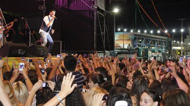 Alex Ubago hizo cantar y bailar a 50 mil personas en Santa Lucía