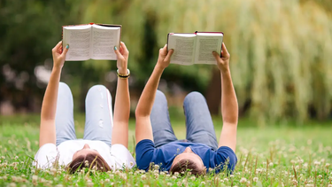 Falta un día para comprar un obsequio que quede para siempre, ¿pensaste en regalarle un libro a tu amor?