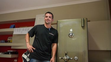 Mano a mano con el tiktoker que quiere sanjuaninos más inteligentes: sus tres consejos, los chiches de su oficina y una primicia para Tiempo