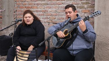 Johana Páez y Rubén Sirerol se encargaron de guiar los cantos en el cierre de la Novena de San Expedito.