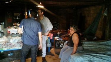 Hace 3 meses se les incendió la casa y ahora la lluvia les tiró el techo abajo