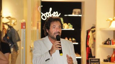 Ricky Sarkany inauguró su local en el shopping con una charla motivacional