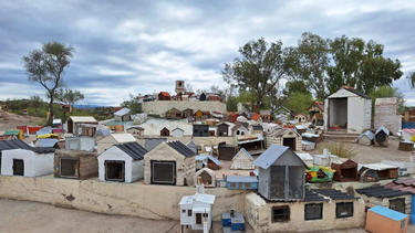 Inesperado hallazgo: lo que esconden las casitas de la loma Difunta Correa