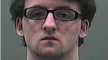 Mató a su padre, madre y tres hermanitos luego de enterarse que era adoptado