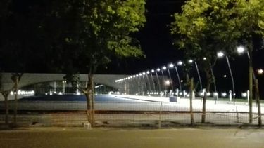 La plaza del Teatro del Bicentenario apareció abierta e iluminada