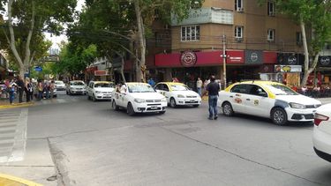 Caos en el corazón del centro sanjuanino con la protesta de taxistas