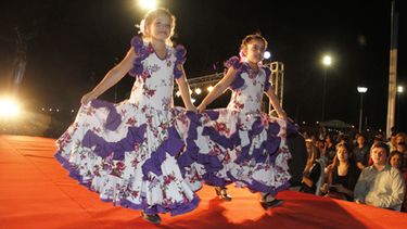 Albardón arrancó festejando un nuevo aniversario con un mega desfile