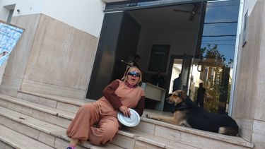 Se disfrazó de perro para reclamar en la Central de Policía por los animalitos