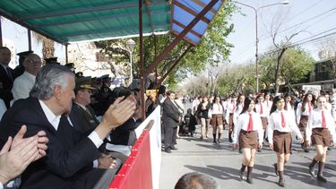 Cientos de niños desfilaron conmemorando a Sarmiento