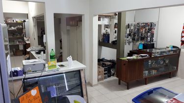 El curioso local del centro en el que venden hardware y comida por kilo