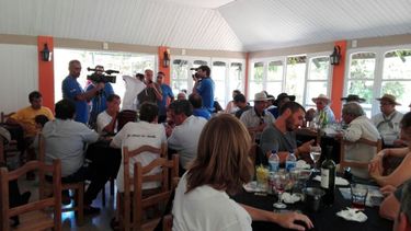 Con un asado, los expedicionarios comenzaron a palpitar el cruce