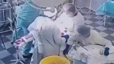 El impresionante momento en que un equipo de médicos rusos siguió operando a un paciente en medio del terremoto de 8,8 y le salvó la vida al paciente.