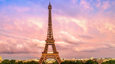 Los turistas que llegan a París no puede acceder a la Torre Eiffel por la huelga.